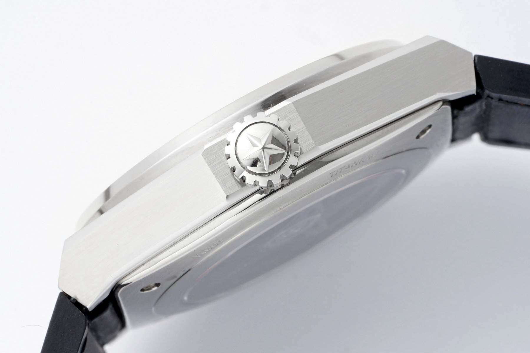 LF真力時DEFY系列全新升級版，殼身 頭粒 機芯 表扣等均做了升級調整。一款根據路虎標誌性花輪轂設計而成的高顏值鏤空腕表。

原裝開模鑄造，極致還原表殼的每一處細節打磨倒角，盡顯原裝菱角分明、堅毅果敢的陽剛氣質。完美的41mm表經，適配大眾男性手寸，正裝休閒兩不誤。根據汽車輪轂設計而成的五角星錶盤，未來概念感十足。同步官網新款五角星折疊扣，搭載定製版Cal.670sk全自動機械機芯，鏤空日曆的大小與位置、機芯夾板、齒輪、五角星陀皆按原版機芯數據拆解鍛造而成。

LF臻品 陳奕迅Eason同款，時尚前衛、