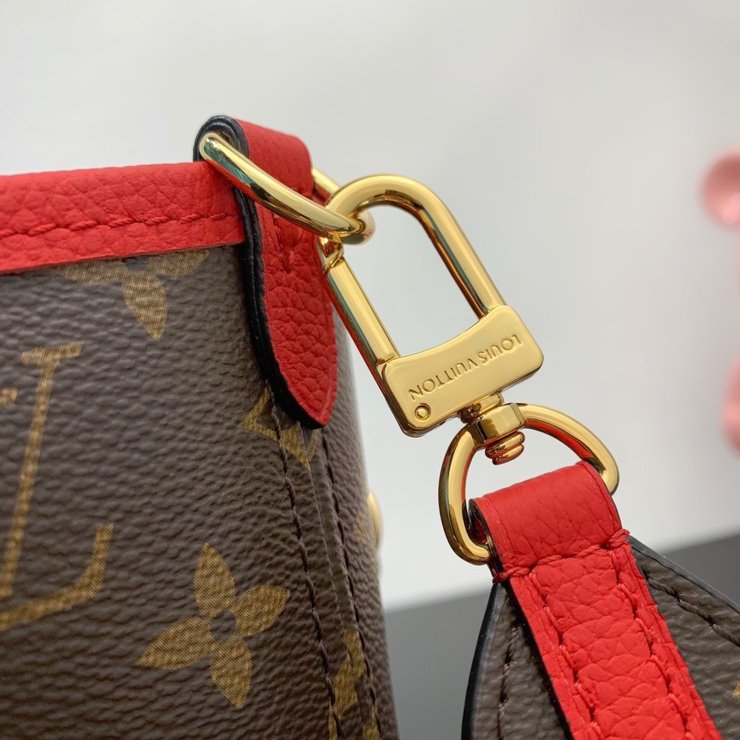 款號：M12708
        作為路易威登的經典設計之一，Neverfull Bandoulière Inside Out 中號手袋此次取材 Monogram 帆布和條紋織物，以雙面設計彰顯潮流新意。可拆卸肩帶方便斜挎，亦可通過側面鈎扣化身 Hobo 手袋。

28 x 14 x 31 釐米
(高 x 寬 x 長度)
