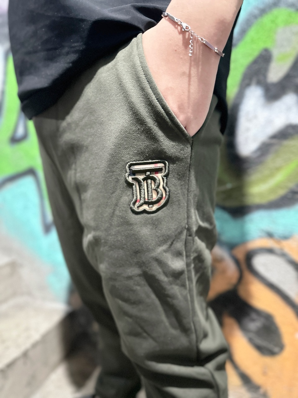 Burberry/巴寶莉 24Fw  TB格紋貼布立體刺繡棉質針織長褲  
面料採用400克洗水純棉毛圈棉質面料，訂染顏色後整蝕毛處理，對照原版做絲滑超柔處理，
布面肌理股線清晰明顯，垂感一級棒，做工精緻都到達外貿出口標準，
刺繡工藝採用百靈達刺繡機器，使刺繡顏色更加飽滿，繡花更加立體，
透氣舒適度高，細節無可挑剔，手感細膩柔軟！上身版型超贊！
顏色：黑色  軍綠
M1 size：S-XL
