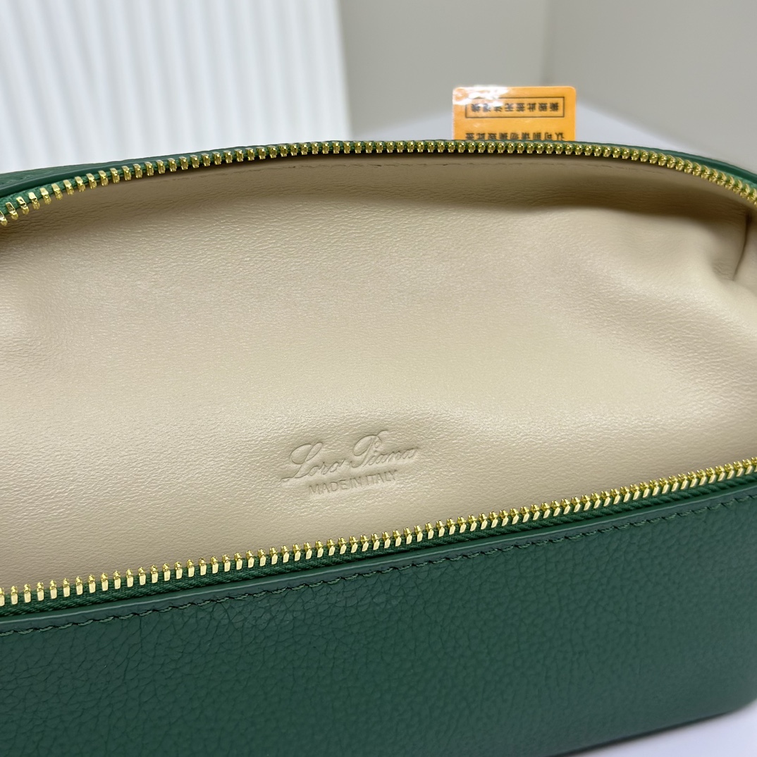 𝓸𝓻𝓸 𝓟𝓲𝓪𝓷𝓪諾悠翩雅
𝑬𝒙𝒕𝒓𝒂 𝑷𝒐𝒄𝒌𝒆𝒕 𝑳𝟏𝟗 
這是一款大開口結構的功能性設計的手拿包，經典風格和簡約設計的組合體。包身採用進口原廠小牛皮材質，輕微的錘紋呈現優雅的紋理，內里採用進口原廠小羊皮。皮革手柄和可拆卸肩帶，可打造出不同背法實用百搭。雙向拉鍊開合，搭配My Charms銀色金屬掛飾。（LP特級全鋼配件五金）
size：11×19×6.5cm
貨號：FAN4046
配套全套專櫃禮盒包裝🎁