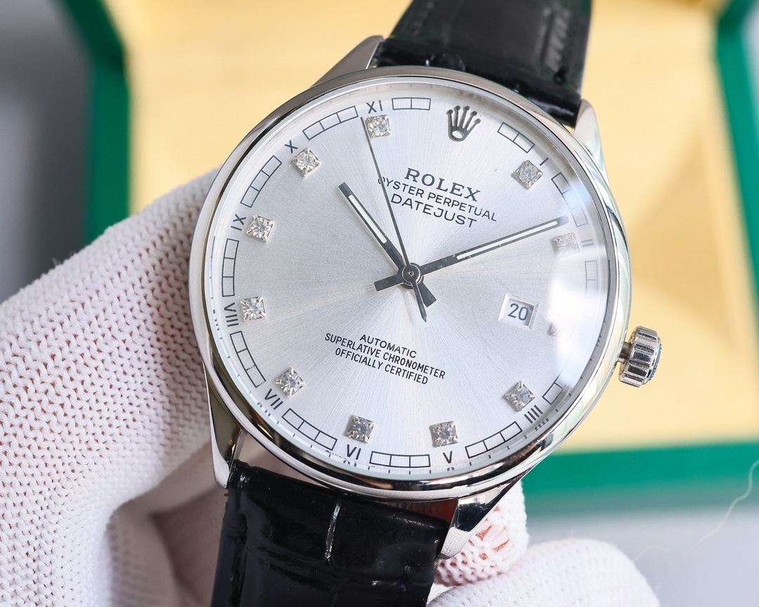 新品特推🔥🔥勞力士ROLEX（實拍圖）商務系列，全表採用316L精鋼，高檔大氣！316L精鋼打造完美多邊形弧度表殼！搭配進口藍寶石玻璃，意大利防水皮帶，原裝針扣！！！搭載原裝進口全自動機械機芯（零返修） ，直徑尺寸40mm 深度防水。 產品實物光澤手感更佳精湛  字盤刻度栩栩如生  殼套工藝都是宗師級別輕身檢驗 加上新時代機器高技鍛造  上手震撼尊貴非凡🔥AD出品 精品不斷🔥