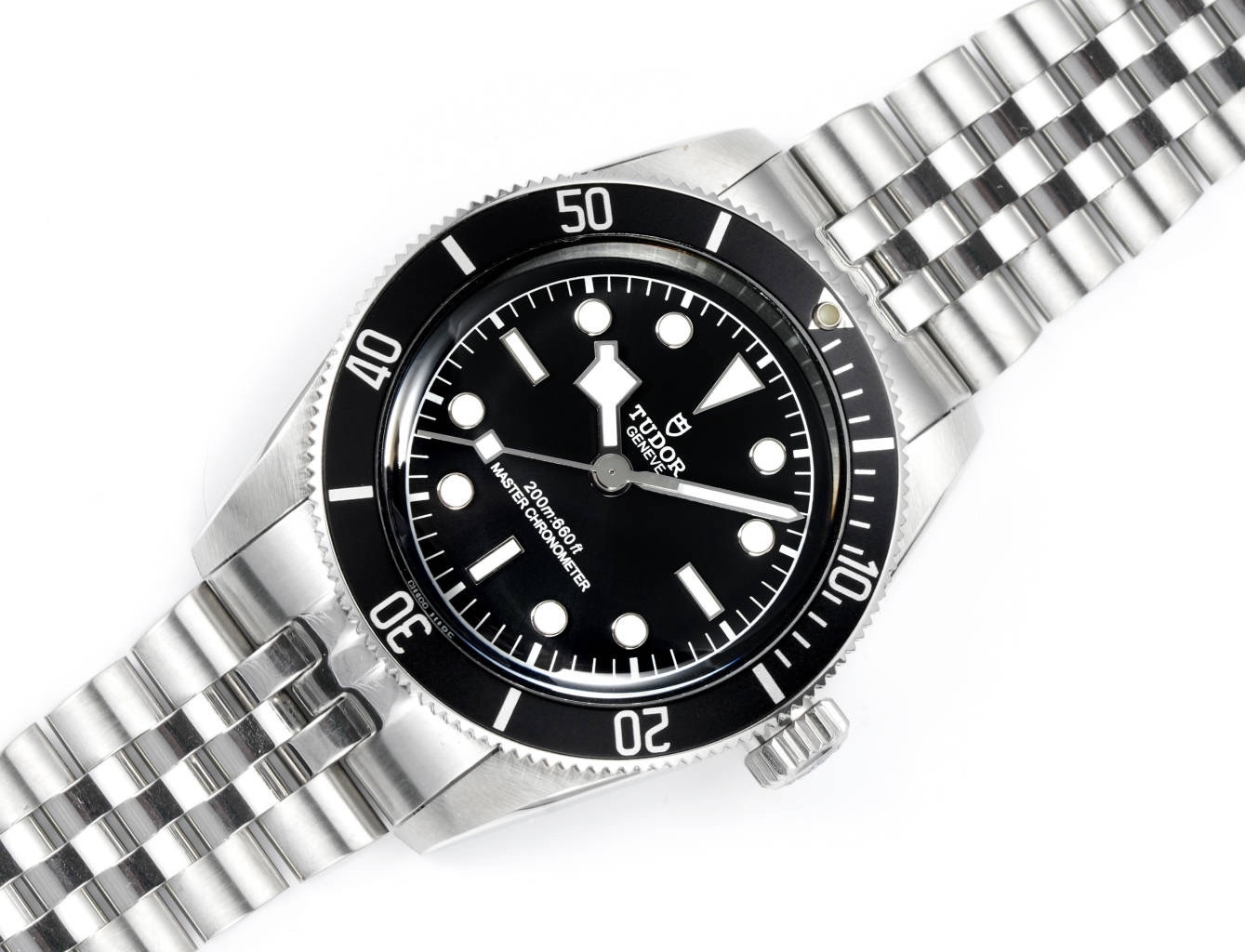 廠帝舵 TUDOR   碧灣系列對於帝舵來說，無疑是一個龐大的產品線，在今年推出了一隻全新的單色碧灣，以絕對的實力被認為是勞力士無歷黑水鬼的平替！今年推出的這只全新單色碧灣，也迎來了碧灣第三次制表科技和煥新美學風格上的革新。
1.新款碧灣迎來新的改革，升級夜光珠，而正品同步凹入式，搭配的是圓拱形藍寶石表鏡，更顯復古感📸 
2.腕表採用不鏽鋼材質打造表殼，經過精細的磨光與磨砂處理，呈現出獨特的質感和光澤度。同勞力士水鬼一樣，表殼採用41毫米尺寸，也是沿襲了“原版”碧灣的直徑，既適合日常佩戴，又能展現出腕