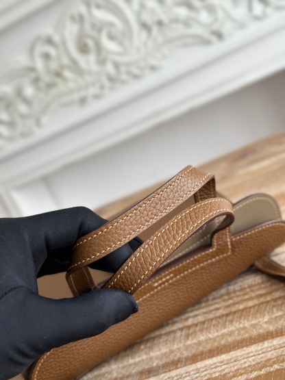 馬蹄包  半手工蠟線	Halzan	
 能滿足各種背法的!!
①手拎包②斜挎包③單肩包④手拿包
togo皮、五金細緻到油邊 無處不精緻√ 
尺寸：25cm