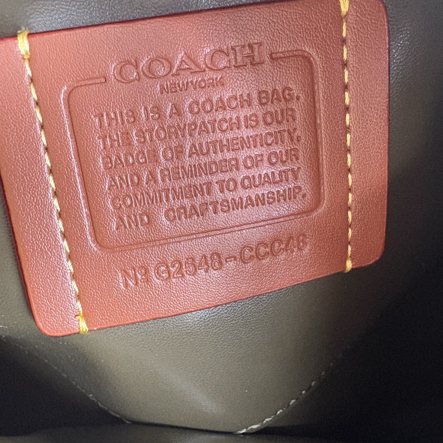 
新款hobo腋下包：CCC45荔枝紋黑色 灰色 酒紅
          CCC48鹿皮棕色 CCC48鹿皮墨綠
作為腋下包超級鬆弛下垂的風格，秋冬單品 容量超大還帶了一個磁扣的暗袋，出行遊玩或通勤都特別實用的一款。

尺寸：10*18*29。