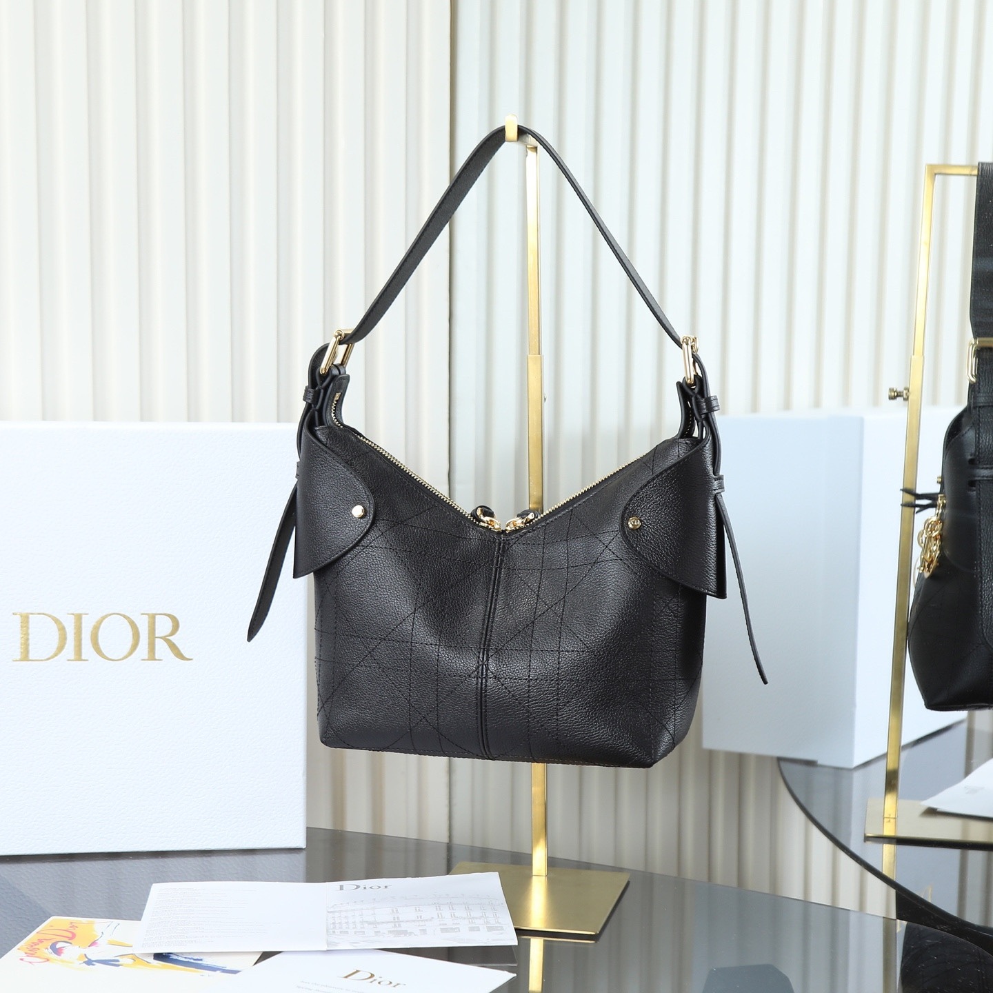 原廠皮 小號粒面牛皮 黑色 

Voyage秋冬系列油蠟皮
又是一個王炸級別，直接擊中心巴上
自帶鬆弛感，包形柔軟又隨意
復古的油蠟牛皮，經典藤紋格，雙拉鍊設計
整體高級又時髦，精緻感滿滿的字母吊墜
細節非常到位，超大的容量，自用超輕便
時髦精們都懂這款的含金量

型號：2845

size:22*9.5*15cm