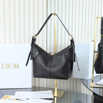 原廠皮 小號粒面牛皮 黑色 

Voyage秋冬系列油蠟皮
又是一個王炸級別，直接擊中心巴上
自帶鬆弛感，包形柔軟又隨意
復古的油蠟牛皮，經典藤紋格，雙拉鍊設計
整體高級又時髦，精緻感滿滿的字母吊墜
細節非常到位，超大的容量，自用超輕便
時髦精們都懂這款的含金量

型號：2845

size:22*9.5*15cm