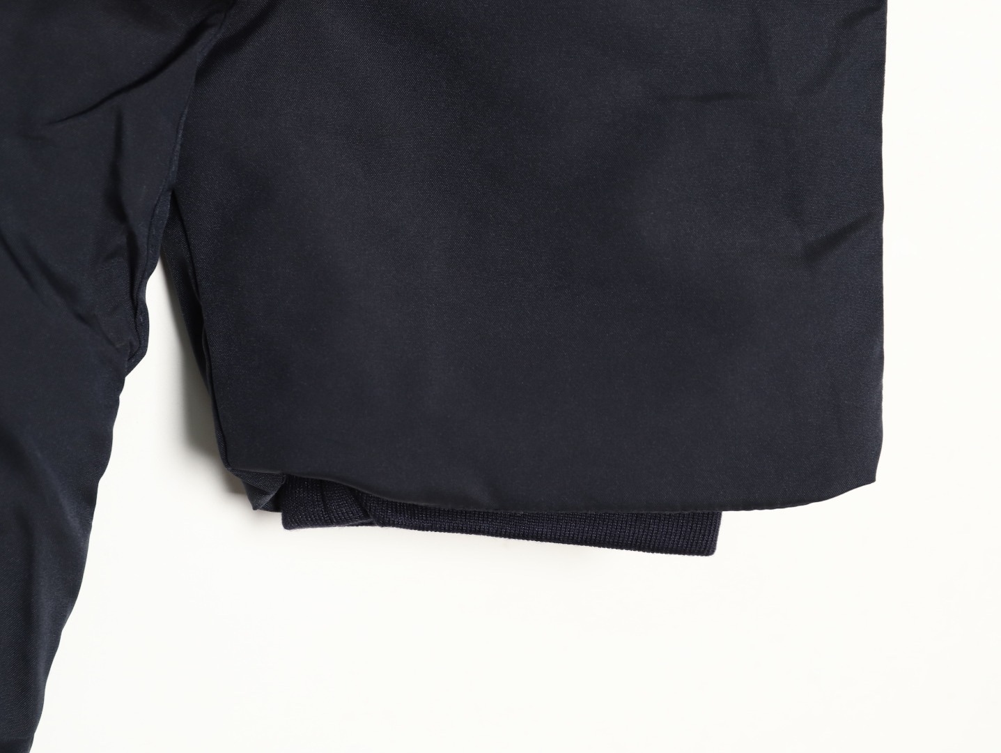 Thom Browne/湯姆布朗 袖標織帶長款羽絨服
採用進口90鴨絨填充 內外里加雙層內膽不會跑毛 高密度防風抗寒功能性面料 手感柔軟舒適  工藝更是精湛 嚴防鑽絨 採用國際先進的真空充絨技術 增加空氣隔層 不損傷羽線 能保持羽原有的柔軟性、彈性及手感 將羽絨的保暖性發揮到最佳！
N Size :1-3