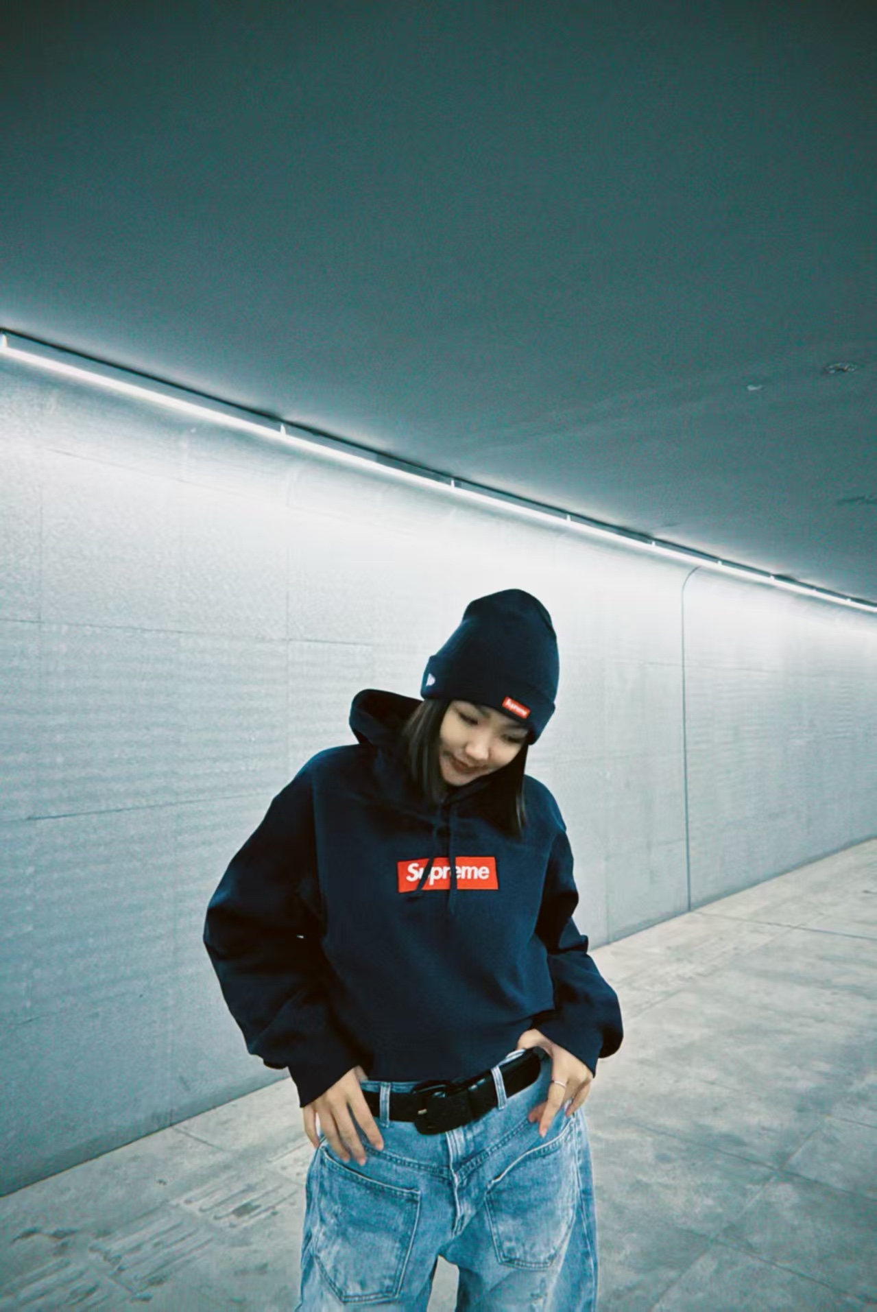 Supreme FW24 WEEK17 Box Logo Hooded Sweatshirt 胸前徽標刺繡logo口袋連帽衛衣帽衫
面料460克 高克重 面布質感強 韌性好 衣服收針處都有打套結（起到加固 久穿不變形 市面普通版本是沒有的哦） 歡迎對比 品質保證
F 尺碼：S M L XL