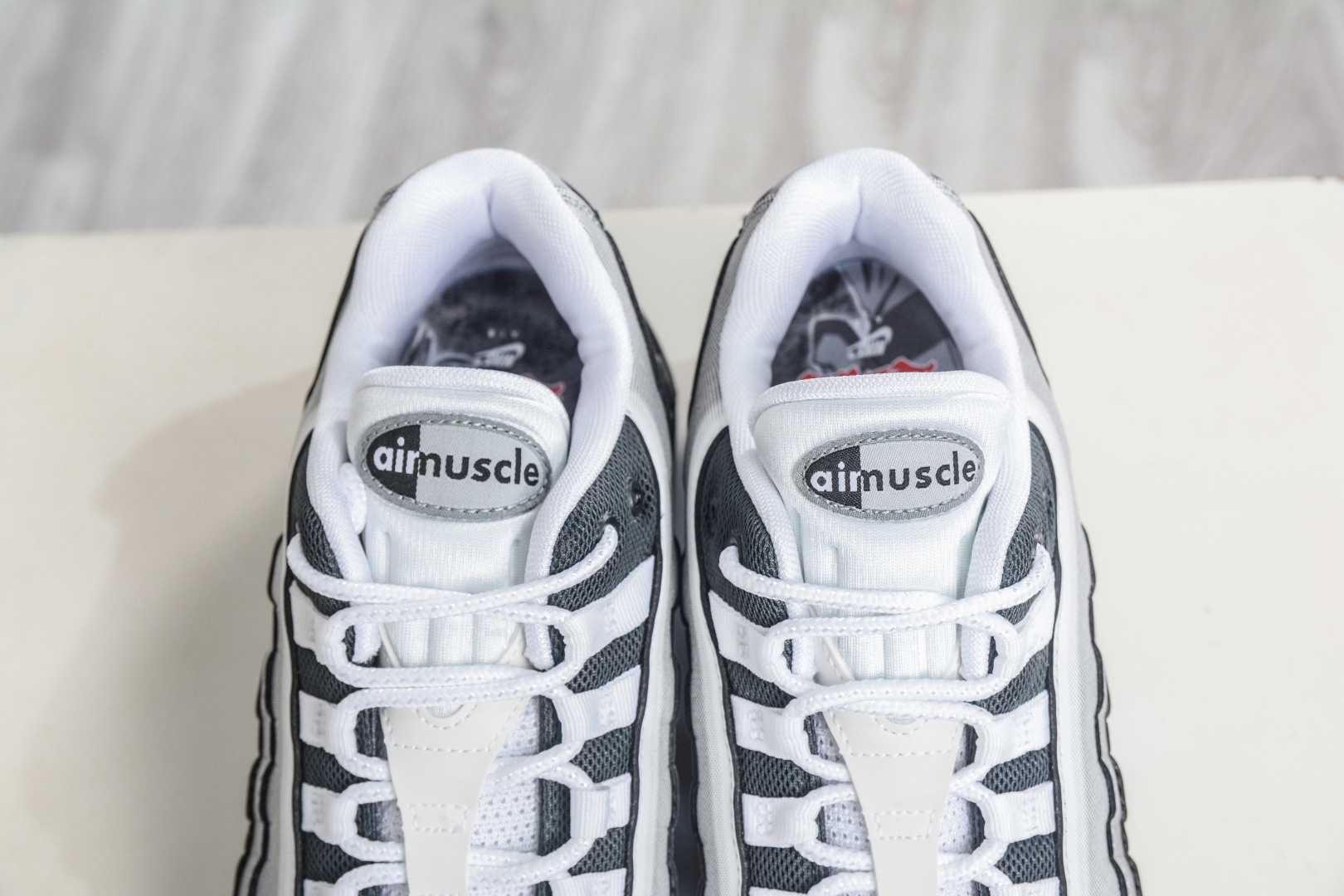 Yu-Gi-Oh! x NK Air Muscle 95時尚舒適減震耐磨低幫休閒跑步鞋 遊戲王聯名灰色
貨號：II7404 100 
 SIZE：40 40.5 41 42 42.5 43 44 44.5 45 45.5 46 47.5 48.5