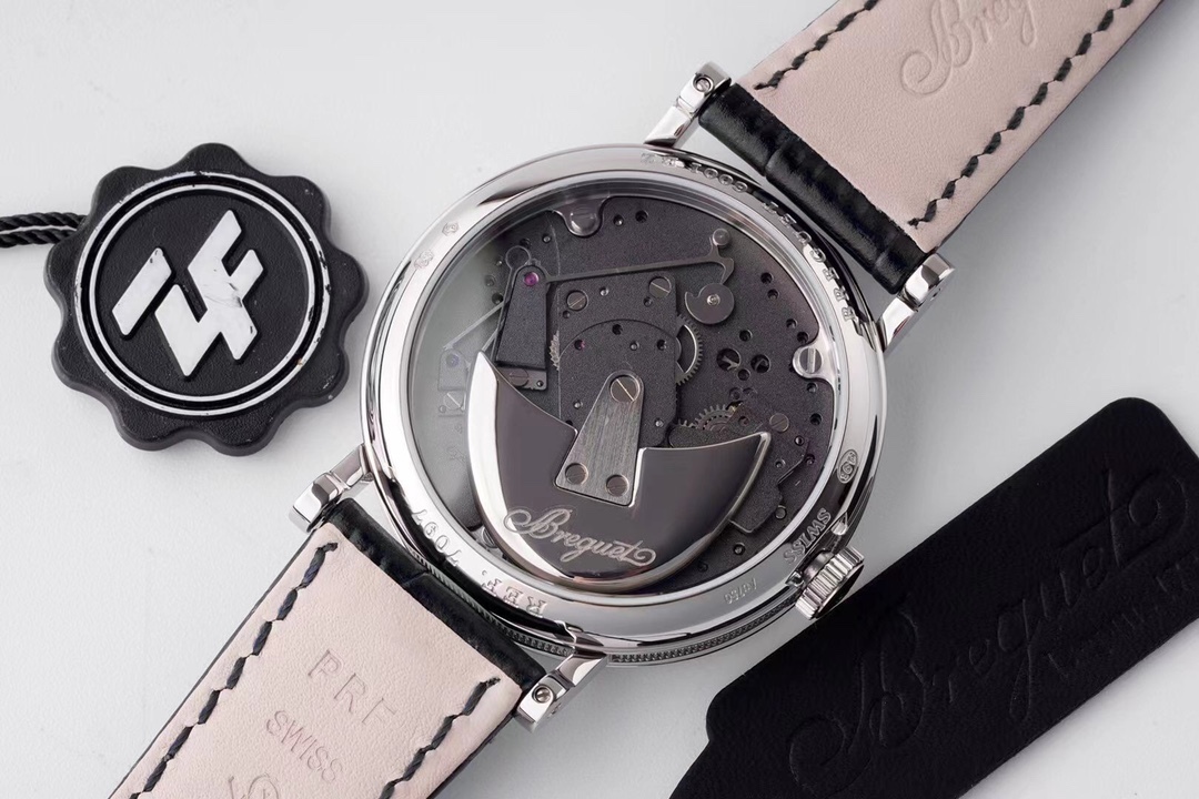 ZF超級大作 寶璣Tradition傳世系列！全自動逆跳秒針腕表！火爆來襲！

耗時近4年 潛心研發機芯 重金打造 至誠大作！——實現原裝全部功能！

【精彩細節】腕表尺寸40mmX11.65吻合正品ZF憑借豐富的復刻經驗，殼身打磨精細，造型簡潔精美，今纖薄表殼更顯優雅！上下採用整枚藍寶石水晶玻璃打造通透無比，充分展現了寶璣的經典設計。
【技術突破】超精密1比1原裝機芯開發研制而成。原本隱藏在錶盤底板之下的板橋、齒輪、擒縱機構、發條盒等機芯部件清晰展露。今精密機械運轉的奧秘毫無保留的呈現於眼前。10點鐘位