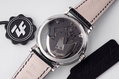 ZF超級大作 寶璣Tradition傳世系列！全自動逆跳秒針腕表！火爆來襲！

耗時近4年 潛心研發機芯 重金打造 至誠大作！——實現原裝全部功能！

【精彩細節】腕表尺寸40mmX11.65吻合正品ZF憑借豐富的復刻經驗，殼身打磨精細，造型簡潔精美，今纖薄表殼更顯優雅！上下採用整枚藍寶石水晶玻璃打造通透無比，充分展現了寶璣的經典設計。
【技術突破】超精密1比1原裝機芯開發研制而成。原本隱藏在錶盤底板之下的板橋、齒輪、擒縱機構、發條盒等機芯部件清晰展露。今精密機械運轉的奧秘毫無保留的呈現於眼前。10點鐘位