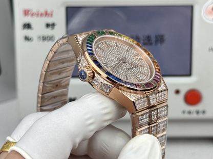 luFactory 獨家力作👍
蕭邦AlpineEagle雪山傲翼系列
🌈彩T鑽🌟變色龍🦎滿天星✨限量款及隱藏款首推
如炬目光，比擬暗夜星芒⛰️於山川湖海間🌊洞見紳士願景與磅礡未來👔
尺寸：原裝一致41mmX9.7mm
機芯：9015改Chopard 01.01-c
錶鏈：獨家原版開模金磚型鏈節一體式錶鏈
岩石紋錶盤，鍍銠羅馬數字，時針及分針時標均覆以Super-LumiNova® X1級螢光塗層
致獻當代“雄鷹”，志存高遠之人在日常生活中超邁群倫，其視野啓迪人心、昇華情志。憑借遠見和