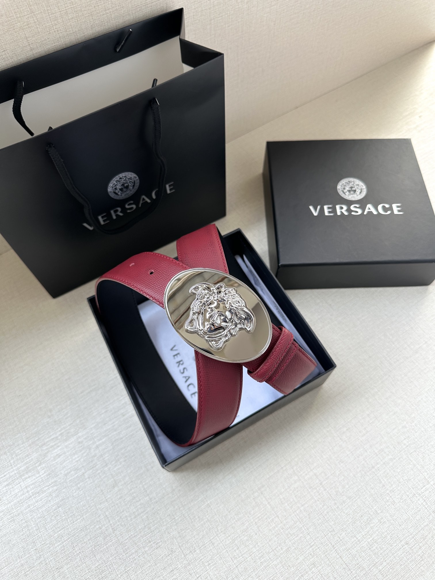 寬度：4.0cm （範思哲） 此款橢圓五金配件、腰帶飾有標誌性的Versace美杜莎頭像扣，彰顯品牌格調。是一款精美的衣櫥必備單品。