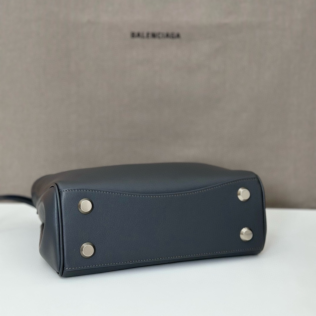 巴黎世家𝗕𝗮𝗹𝗲𝗻𝗰𝗶𝗮𝗴𝗮 🖤🖤出貨了！
款號：795456
尺寸：22.8×9.9×8.3cm
