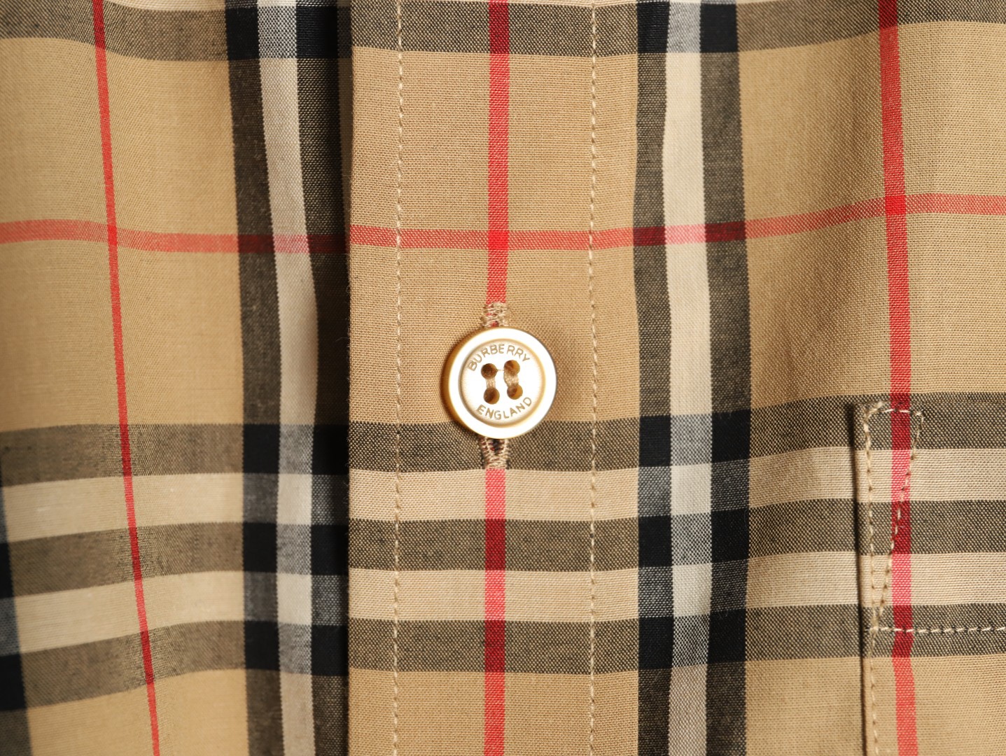 Burberry/巴寶莉 經典口袋小格紋棉質長袖襯衫
面料採用雙股80支梭織小斜紋面料，格紋對位，
紗線定織定染，每個獨立的尺碼都是定位裁片，前幅，口袋，
袖子等部位都是對格對位的，工序複製，費時費料，採用純天然珍珠貝殼紐扣，
洗水嘜定制，多處手工一片一片激光剪裁對位，
所有工序，用料都是ZP做法，區別市面一眼假版本
顏色：卡其小格
S Size：S-XL