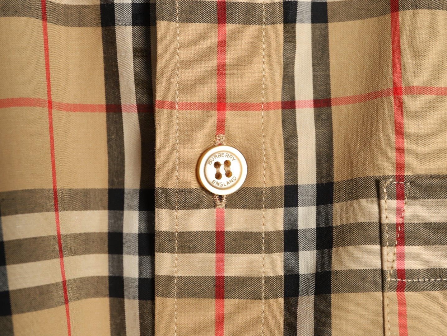 Burberry/巴寶莉 經典口袋小格紋棉質長袖襯衫
面料採用雙股80支梭織小斜紋面料，格紋對位，
紗線定織定染，每個獨立的尺碼都是定位裁片，前幅，口袋，
袖子等部位都是對格對位的，工序複製，費時費料，採用純天然珍珠貝殼紐扣，
洗水嘜定制，多處手工一片一片激光剪裁對位，
所有工序，用料都是ZP做法，區別市面一眼假版本
顏色：卡其小格
S Size：S-XL