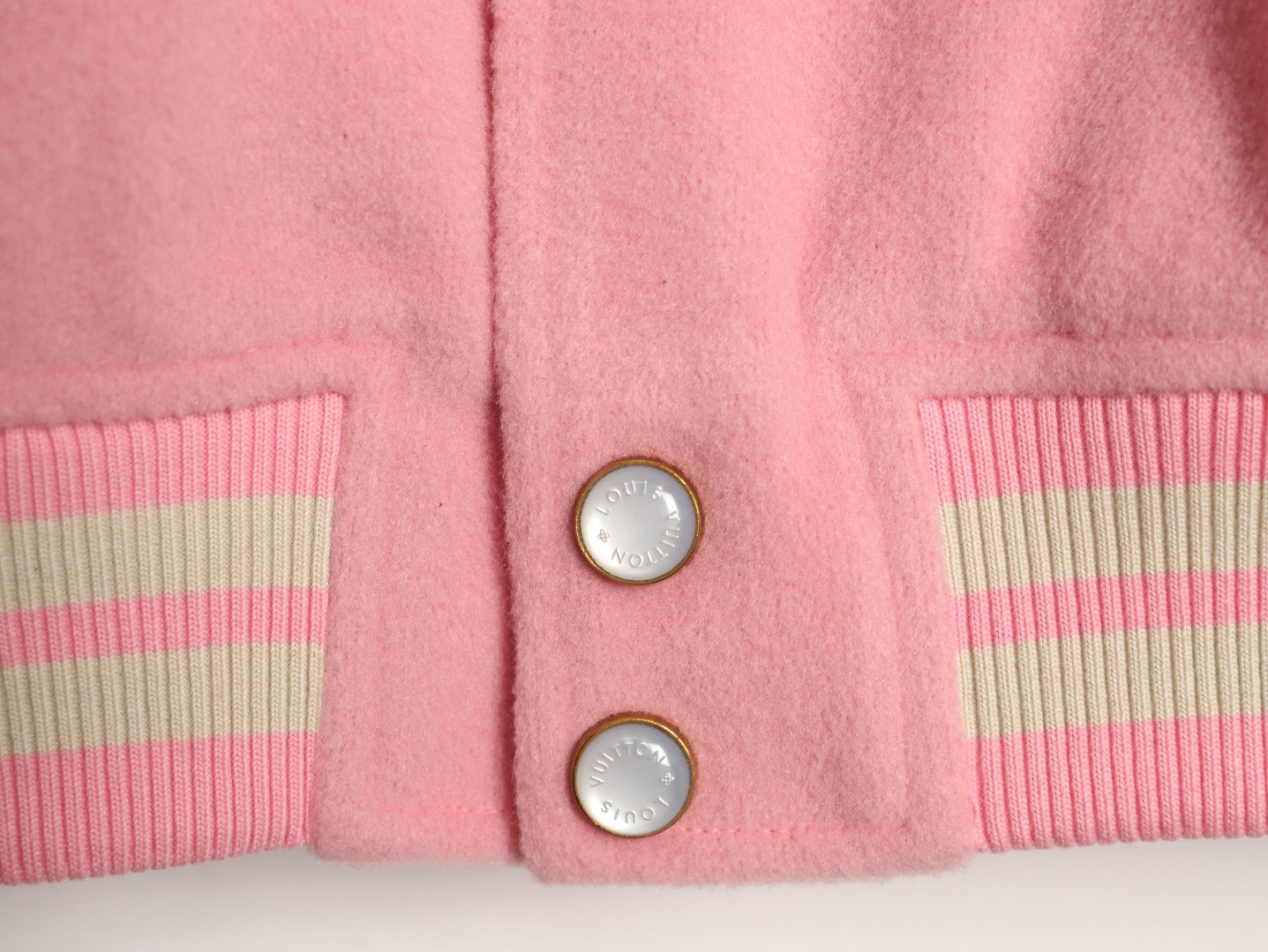 LOUIS VUITTON/路易威登LV 拼色皮袖棒球服外套
對不起讓你們久等了，拿到正品就開始張羅這件衣服所有的事情！
單單面料來講我就定做了一個多月，顏色成分一比一的還原！面料成分有%65的羊毛，%15天然絲%10的氨綸%10絨⚠️混合定織而成，總的克重有900多克！還有最為關鍵的是它的色牢度，絕對不會褪色！袖子用的澳洲進口小牛皮，加工定型，上色，水洗，紋路保留了原有的顆粒結構！厚實飽滿圓潤！
刺繡使用進口毛巾繡機器，先把每個圖案繡在毛詹上，在用紅外線激光雕刻出來，再有縫紉機進行固定，