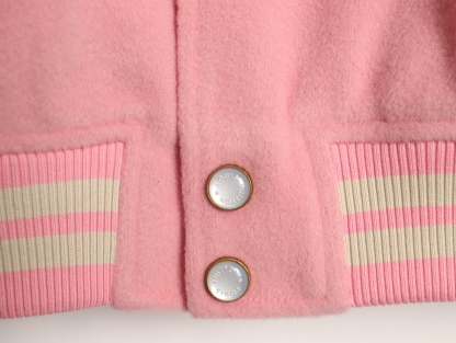 LOUIS VUITTON/路易威登LV 拼色皮袖棒球服外套
對不起讓你們久等了，拿到正品就開始張羅這件衣服所有的事情！
單單面料來講我就定做了一個多月，顏色成分一比一的還原！面料成分有%65的羊毛，%15天然絲%10的氨綸%10絨⚠️混合定織而成，總的克重有900多克！還有最為關鍵的是它的色牢度，絕對不會褪色！袖子用的澳洲進口小牛皮，加工定型，上色，水洗，紋路保留了原有的顆粒結構！厚實飽滿圓潤！
刺繡使用進口毛巾繡機器，先把每個圖案繡在毛詹上，在用紅外線激光雕刻出來，再有縫紉機進行固定，