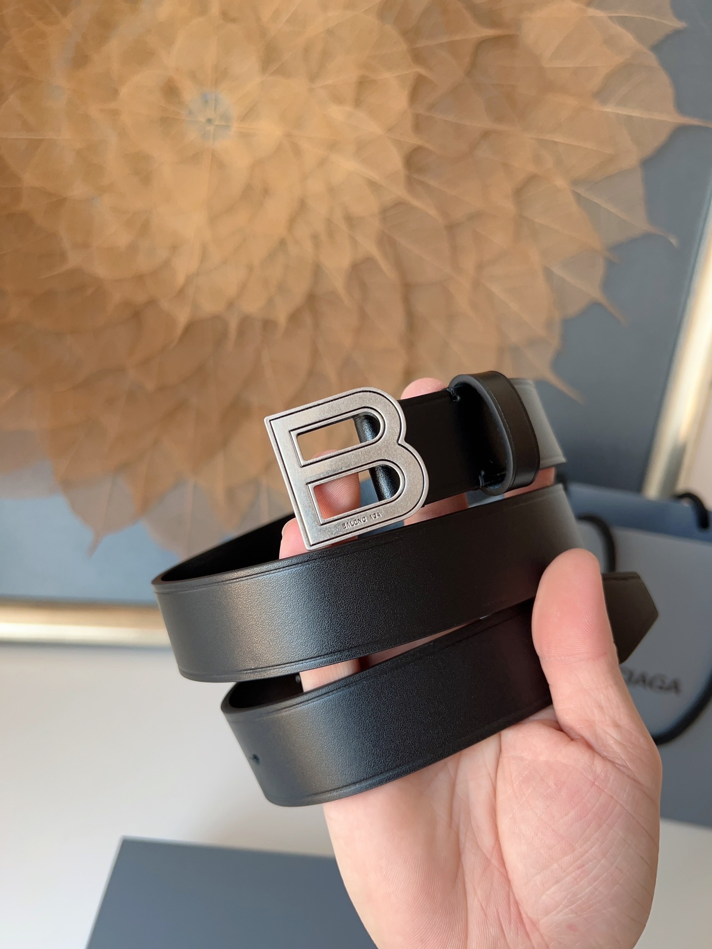 巴黎世家（Balenciaga）寬度3.0cm 是法國的奢侈品牌，作為時尚界最具影響力品牌之一的地位。設計師源於：都市時尚潮流獨特的設計風格，採用進口小牛皮製作；搭配純銅復古五金，使其更具魅力。值得擁有的百搭精品！