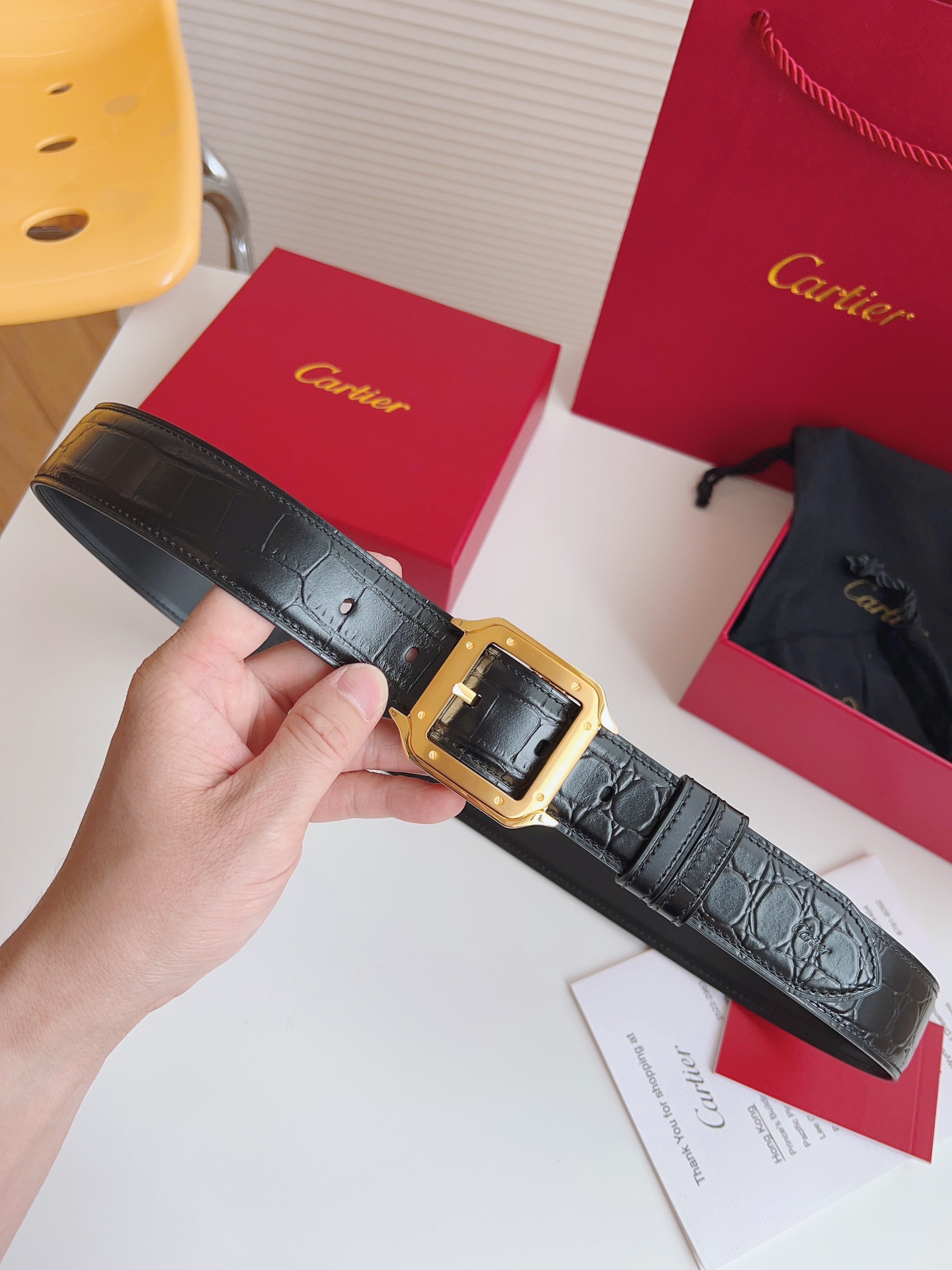 
Cartier（卡地亞）憑借匠心傑作展現與眾不同的美感，融合精湛工藝與經典設計，演繹雋永風格；瀟灑不羈，果敢獨立！此款式易搭配服飾；休閒正裝兩相宜。皮帶寬度：35mm