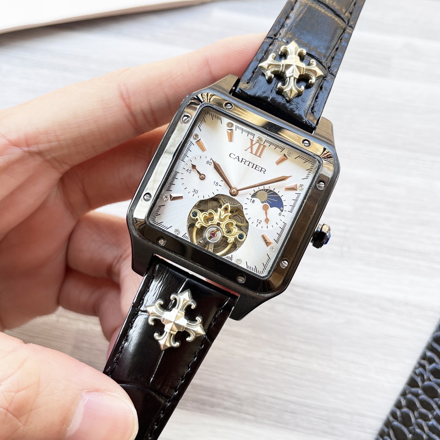 
八角殼系列 精緻百搭🎈🎈
【最新】：卡地亞🔥最新設計🔥大飛輪精品🎈🎈
【類型】：精品男士腕表
【錶帶】：真牛皮錶帶
【機芯】：高端全自動機械機芯
【鏡面】：礦物質強化玻璃（更高清）
品味高雅 浩瀚大氣 匠心獨運 腕間瑰寶
尺寸：直徑42mm厚12mm熱賣上市！歡迎轉載！