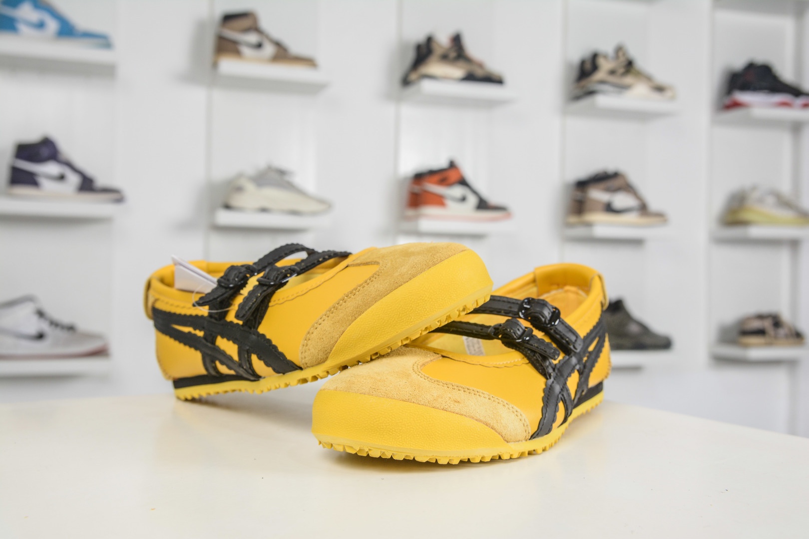 𝐏𝐚𝐭𝐨𝐮 𝐱  Tiger 瑪麗珍 任敏同款 舒適輕盈平跟鬼冢虎 瑪麗珍鞋 夏季必備 3mm薄底的貼地感 
貨號: 1182A678 750
𝐬𝐢𝐳𝐞：36 37 37.5 38 39 39.5 40 40.5 41.5