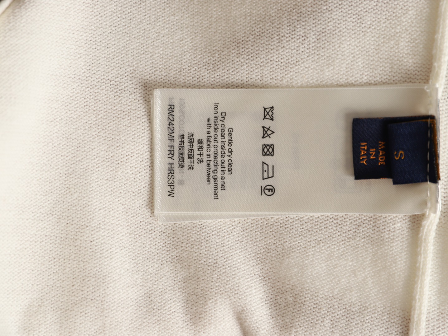 🔝LOUIS VUITTON LV 皮箱幾何圖針織短袖T恤
定織雲柔密紡棉針織料，嵌花提花織法，精細編織不僅確保了圖案的清晰度，還大大增強了織物的耐用性，成衣洗水加軟去味工藝，通過專業的洗滌設備和特定的洗滌劑，對衣物進行深度清潔和去味處理，改善衣物的手感和外觀，寬松版型
B Size：S-XL