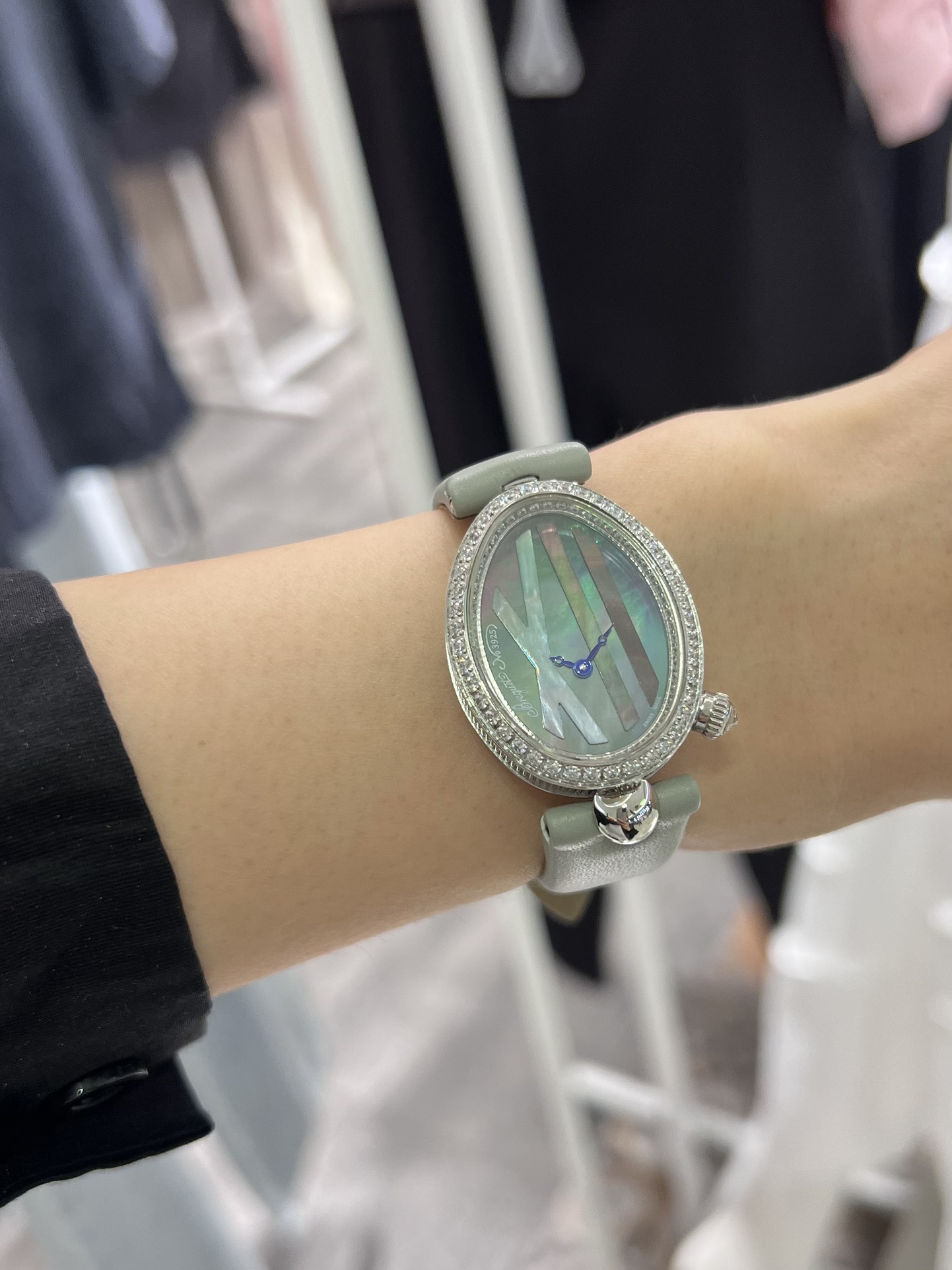 上手圖

優雅出品史上最強復刻女表——寶璣那不勒斯皇后  黃金殼  系列驚艷登場，修正市場版本的所有不足，高貴典雅，盡顯女王風範！
【表殼】腕表尺寸分別為中號36.5x28.5毫米 小號33 x 25毫米
鵝卵形表殼高雅大氣，表殼外緣飾有錢幣紋。表圈和表殼周圍鑲嵌共117顆施華洛水晶（約0.99克拉）。表冠處鑲有一顆梨形晶石（約0.26克拉）
【精彩細節】
1.與原裝吻合，在表殼背部均打有貴金屬標識，效果清晰工整，彰顯腕表檔次。2.穹面玻璃，從側面看不僅有魚眼效果，還能折射鑽石帶來的璀璨光芒，更顯腕表高貴