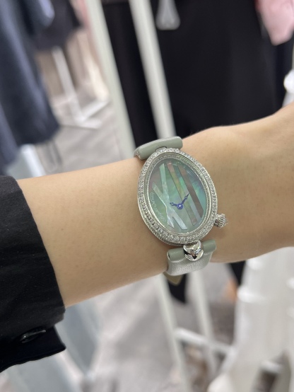 上手圖

優雅出品史上最強復刻女表——寶璣那不勒斯皇后  黃金殼  系列驚艷登場，修正市場版本的所有不足，高貴典雅，盡顯女王風範！
【表殼】腕表尺寸分別為中號36.5x28.5毫米 小號33 x 25毫米
鵝卵形表殼高雅大氣，表殼外緣飾有錢幣紋。表圈和表殼周圍鑲嵌共117顆施華洛水晶（約0.99克拉）。表冠處鑲有一顆梨形晶石（約0.26克拉）
【精彩細節】
1.與原裝吻合，在表殼背部均打有貴金屬標識，效果清晰工整，彰顯腕表檔次。2.穹面玻璃，從側面看不僅有魚眼效果，還能折射鑽石帶來的璀璨光芒，更顯腕表高貴