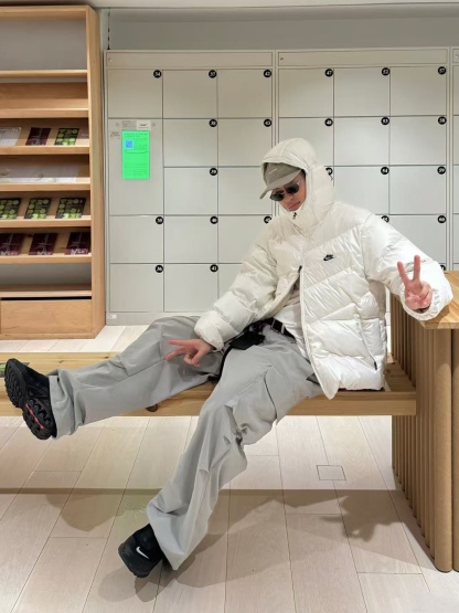 Nike/耐克Windrunner風行者2025經典款新款輕薄連帽羽絨服外套夾克
原版復刻 頂級品質  專櫃尺碼 零下十幾度無壓力 極地防寒防風防水防雪！超級蓬松度 休閒運動 街頭時尚潮流休閒運動連帽保暖短款羽絨服 鎖絨效果好 不拽絨 品質看得見 蓬松度爆表 能在衣物內形成大量空氣隔熱層 輕鬆抵御零下20°C的嚴寒 哪怕極寒天氣也能牢牢鎖住體溫 讓你在冰天雪地中也能溫暖如春 高含絨量帶來極致輕盈的穿著體驗 告別傳統羽絨服的臃腫感 活動自如 溫暖卻不笨重 
L SIZE:S-2XL