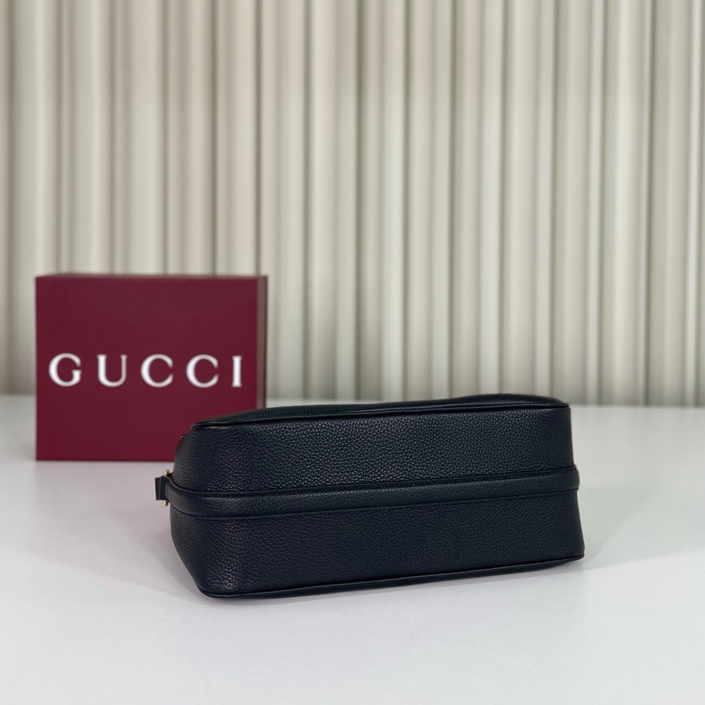 Gucci Half Horsebit系列中號肩背包，煥新呈現Gucci Half Horsebit系列，以現代風格煥新演繹品牌最具標誌性的元素之一。該系列巧妙融蘊休閒廓形與標誌性的半馬銜扣配件，這也是其名稱的由來。款號860787克皮，尺寸31.5X17X12