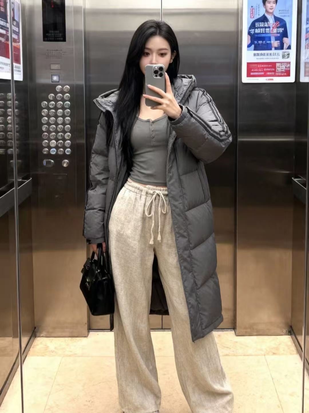 Adidas 阿迪達斯 三條槓保暖專櫃長款落肩款羽絨服
明星同款阿迪羽絨服 adidas 休閒舒適保暖長款羽絨服 男女同款  面料採用原版定制防水防靜電布料 內里採用尼龍雙層封禁設計 過膝長款設計超級保暖 分區填充300克標準80白鴨絨 蓬松度超好 輕便不厚重 拉鍊帶有定制logo 袖子側邊經典三條槓 內里配備口袋 胸前刺繡硅膠小標 清晰立體又飽滿 袖口鬆緊設計更加防風保暖 下擺按扣設計可隨意調節 方便戶外行動 寬松的版型不挑人 穿上就是行走的棉被 絲毫不懼寒冬 
L SIZE:S-XL