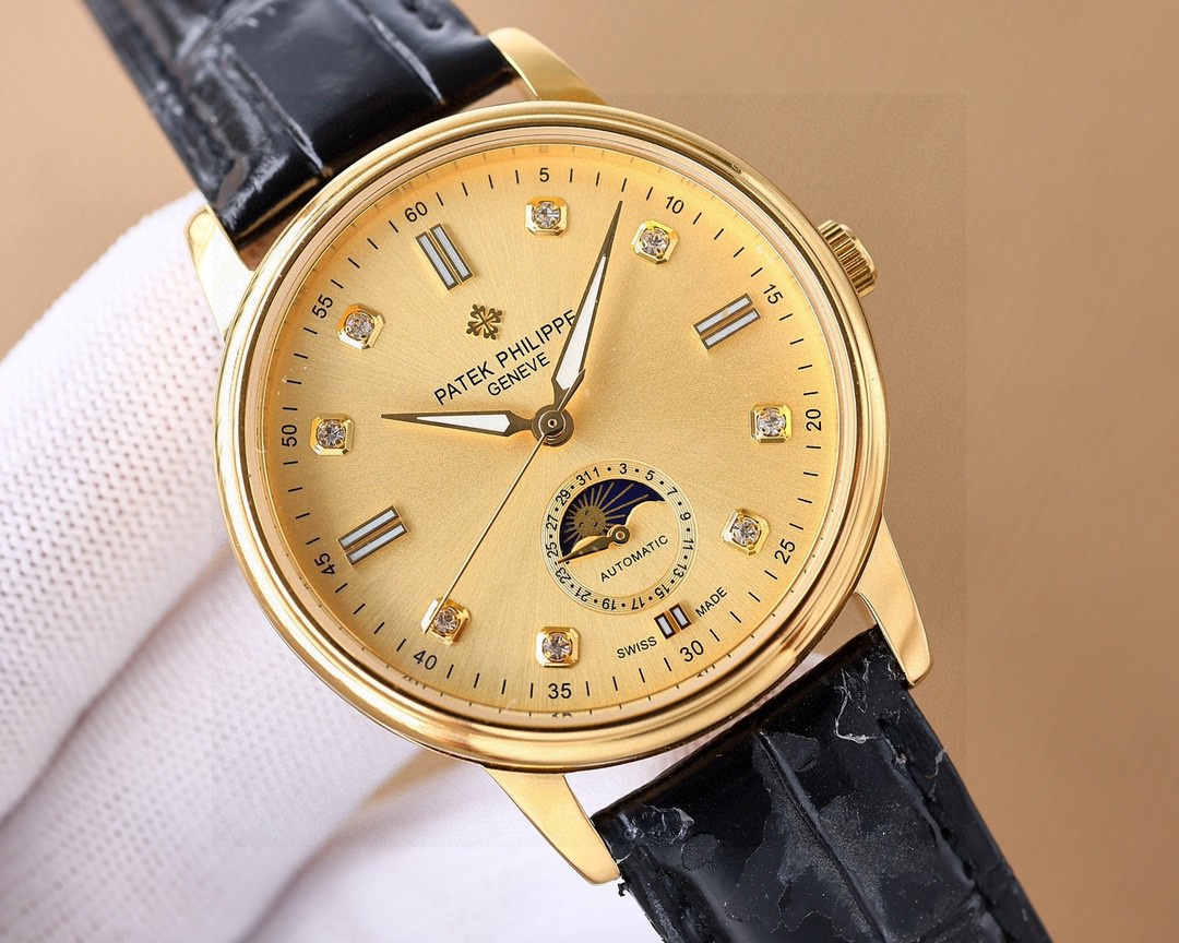 🌐🌐🌐百達翡麗Patek Philippe男士腕表🔥．腕表月相系列,秉持了百達翡麗的一貫傳統，更唯美的結合了6字位日曆與被表友熱捧的日月星相，無論是經典雋永的錶盤設計，還是以精鋼或玫瑰金雕鑿的炫酷多邊線條都不例外。更採用了瑞士ETA2824一6機芯 ，功能6字位日曆大月相，表徑40。藍寶石玻璃。意大利小牛皮。原裝針扣🔥AD出品 精品不斷🔥