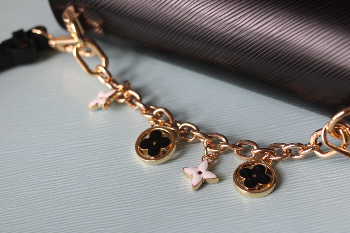 [玫瑰]最新款[玫瑰][玫瑰] 原版品質【獨家實拍 款號:50506/M11723/M11724/M11725 】
 本款 Twist 中號手袋擁有 Epi 皮革的考究肌理，搭配牛皮革內襯和光滑牛皮革飾邊。琺 Monogram 花卉懸掛於纖細鏈條，可拆卸並調節的肩帶實現肩背和斜挎選擇。17 x 9.5 x 23釐米(高 x 寬 x 長度)