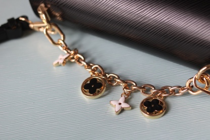 [玫瑰]最新款[玫瑰][玫瑰] 原版品質【獨家實拍 款號:50506/M11723/M11724/M11725 】
 本款 Twist 中號手袋擁有 Epi 皮革的考究肌理，搭配牛皮革內襯和光滑牛皮革飾邊。琺 Monogram 花卉懸掛於纖細鏈條，可拆卸並調節的肩帶實現肩背和斜挎選擇。17 x 9.5 x 23釐米(高 x 寬 x 長度)