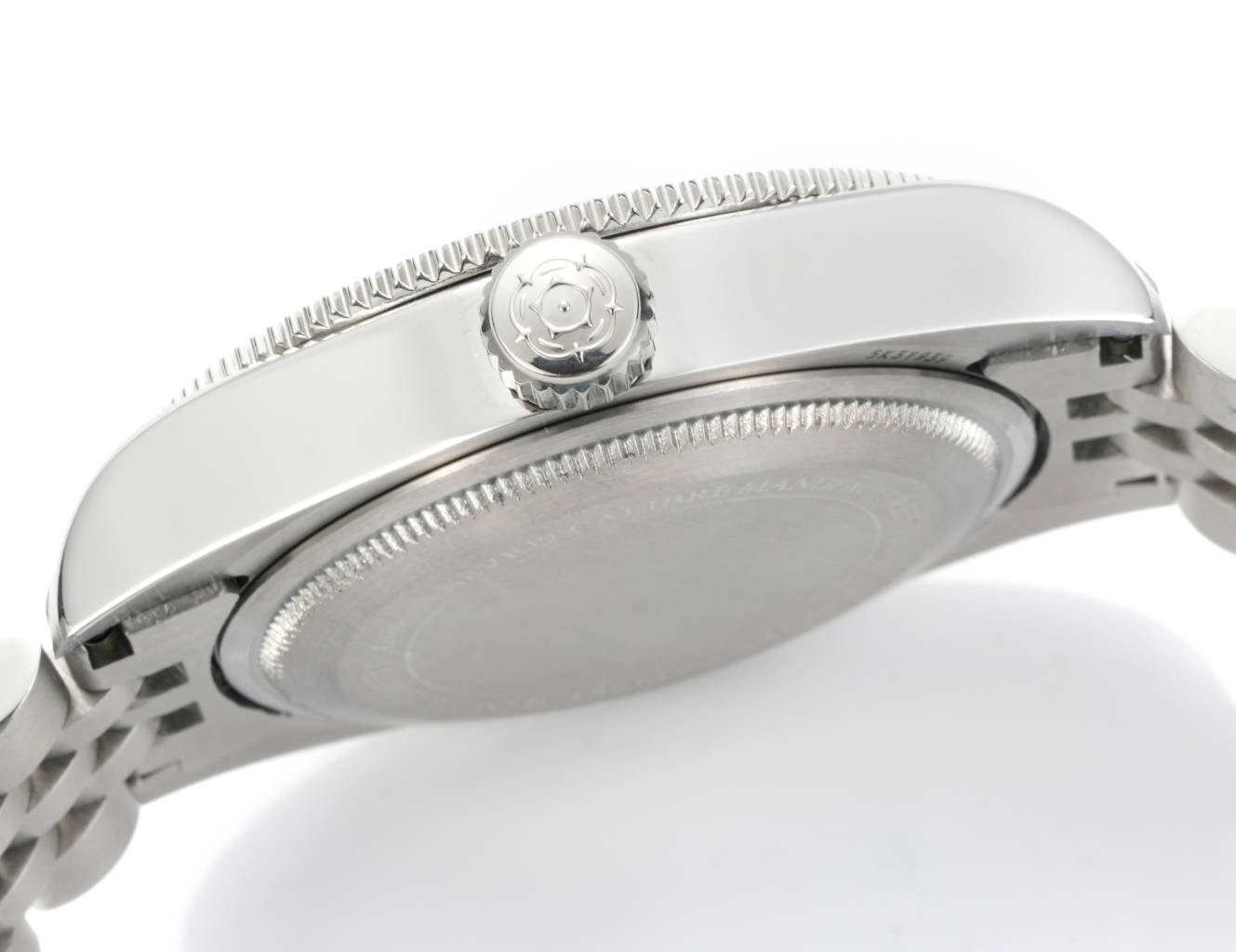 帝舵 TUDOR   碧灣系列對於帝舵來說，無疑是一個龐大的產品線，在今年推出了一隻全新的單色碧灣，以絕對的實力被認為是勞力士無歷黑水鬼的平替！今年推出的這只全新單色碧灣，也迎來了碧灣第三次制表科技和煥新美學風格上的革新。
1.新款碧灣迎來新的改革，升級夜光珠，而正品同步凹入式，搭配的是圓拱形藍寶石表鏡，更顯復古感📸 
2.腕表採用不鏽鋼材質打造表殼，經過精細的磨光與磨砂處理，呈現出獨特的質感和光澤度。同勞力士水鬼一樣，表殼採用41毫米尺寸，也是沿襲了“原版”碧灣的直徑，既適合日常佩戴，又能展現出