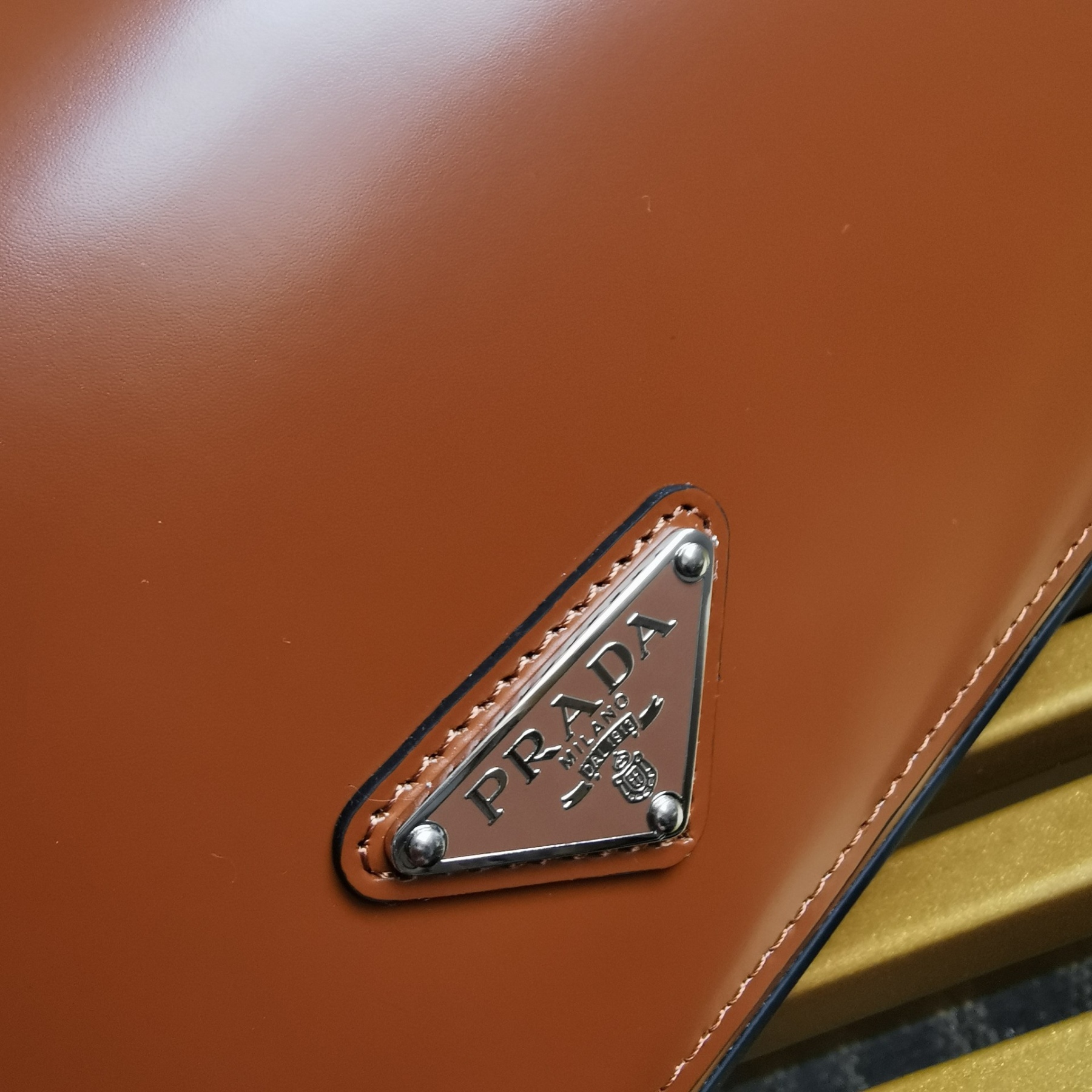 【 原單】🌹新款1BD323🎉🎉這款翻蓋式單肩包以充滿現代感👏採用進口牛皮，配有兩條可拆卸可交換長短肩帶。單肩/斜跨都可以。簡約優雅風尚、一眼相中復古又高級的包包，背上身秒變氣質女孩，容量空間大，各種百搭又時尚😘又是一款永久不過時暴款🙊趕緊入手吧🎉尺寸：長26x高12x底4.8cm🎉🎉🎉👏👏！