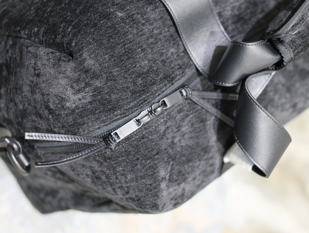 絨面旅行手提袋✧
耐磨耐造的絨面料 絨面把手和牛皮肩帶 輕便時尚 包包容量非常大 手拎或者單肩挎著 都很大氣 簡約又高級的潮流高冷範
型號：581374
尺寸：50×26cm
手柄長度：18cm