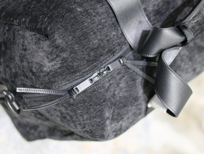 絨面旅行手提袋✧
耐磨耐造的絨面料 絨面把手和牛皮肩帶 輕便時尚 包包容量非常大 手拎或者單肩挎著 都很大氣 簡約又高級的潮流高冷範
型號：581374
尺寸：50×26cm
手柄長度：18cm