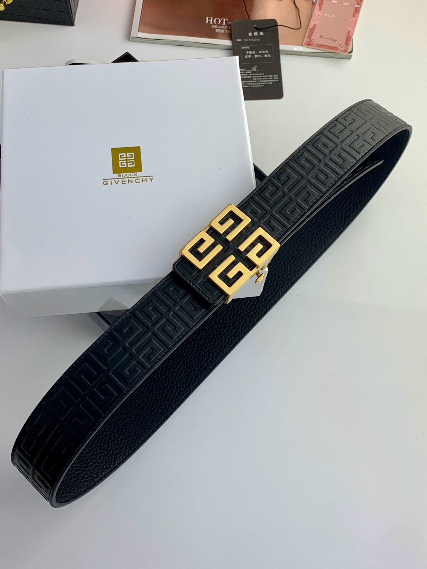 【紀梵希】新款男士 頭層小牛皮黑色壓花腰帶，內襯荔枝紋底，寬38毫米.搭配不鏽鋼經典4G自動扣.商務服裝造型的完美搭配。永恆經典！