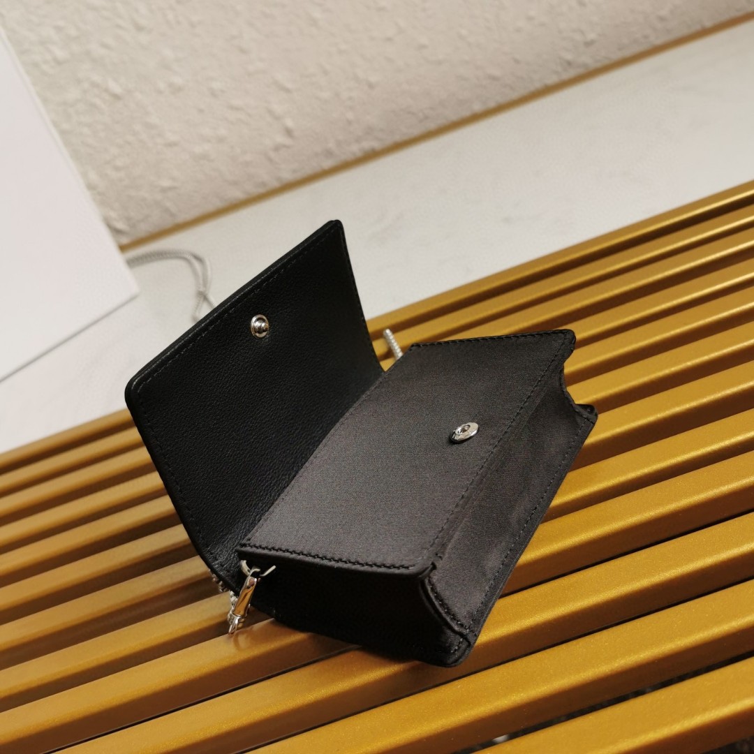 【 原單】🎉項鍊水晶小包🎉1MR024新色🎉🎉這款Duchesse面料卡片夾通體飾以仿水晶，於表面營造出光影格調和虹彩炫色，彰顯華美且不失功能性的設計。最愛是這條可拆卸可調節鐵璉肩帶，又可當腰包裝飾😍😍又可當搭配衣服項鍊裝飾，中間三角形標可調節活動，賦予單品多樣的佩戴方式。空間可裝口紅💄/耳機/鑰匙🚗....夜燈下bling bling,太美了。值得入手🎉🎉尺寸：長11.5cm*高8cm