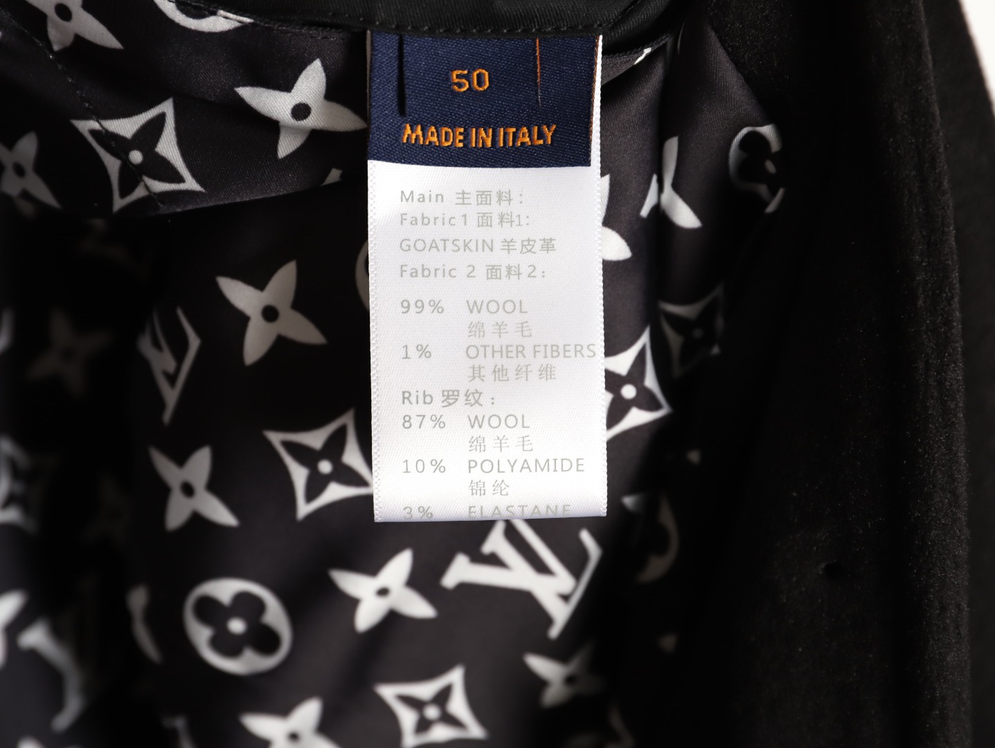 LOUIS VUITTON/路易威登LV 拼色皮袖棒球服外套
對不起讓你們久等了，拿到正品就開始張羅這件衣服所有的事情！
單單面料來講我就定做了一個多月，顏色成分一比一的還原！面料成分有%65的羊毛，%15天然絲%10的氨綸%10絨⚠️混合定織而成，總的克重有900多克！還有最為關鍵的是它的色牢度，絕對不會褪色！袖子用的澳洲進口小牛皮，加工定型，上色，水洗，紋路保留了原有的顆粒結構！厚實飽滿圓潤！
刺繡使用進口毛巾繡機器，先把每個圖案繡在毛詹上，在用紅外線激光雕刻出來，再有縫紉機進行固定，