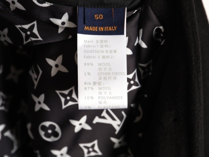 LOUIS VUITTON/路易威登LV 拼色皮袖棒球服外套
對不起讓你們久等了，拿到正品就開始張羅這件衣服所有的事情！
單單面料來講我就定做了一個多月，顏色成分一比一的還原！面料成分有%65的羊毛，%15天然絲%10的氨綸%10絨⚠️混合定織而成，總的克重有900多克！還有最為關鍵的是它的色牢度，絕對不會褪色！袖子用的澳洲進口小牛皮，加工定型，上色，水洗，紋路保留了原有的顆粒結構！厚實飽滿圓潤！
刺繡使用進口毛巾繡機器，先把每個圖案繡在毛詹上，在用紅外線激光雕刻出來，再有縫紉機進行固定，