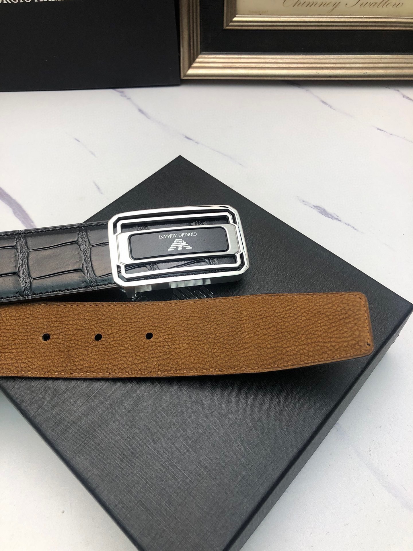 阿曼妮：原單頭層牛皮鰐魚花紋，內襯頭層鹿皮底，營造織紋外觀。飾以標誌原單扣。專櫃寬度4.0