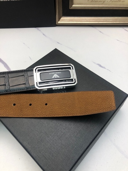 阿曼妮：原單頭層牛皮鰐魚花紋，內襯頭層鹿皮底，營造織紋外觀。飾以標誌原單扣。專櫃寬度4.0