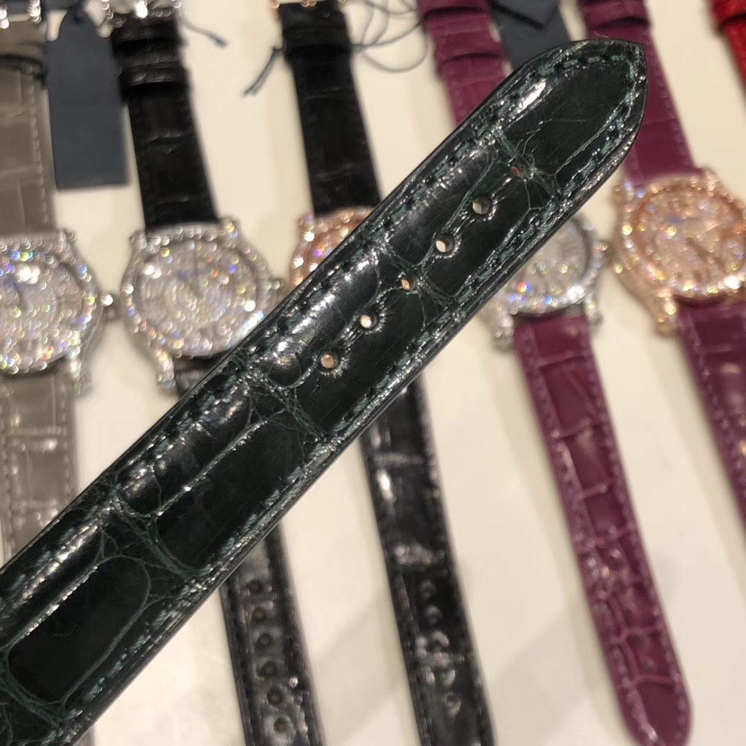 （NL）2025最新款滿天星   原裝搭配美洲鰐魚錶帶 搭配原莊進口日本9015機芯 蕭邦（HAPPY DIAMONDS）作為蕭邦最暢銷的系列一直以細膩的手法詮釋蕭邦標誌性靈動鑽石的概念，此系列作品柔美而時尚，都說男戴萬國女戴蕭邦 有金（進）有鑽（賺）寓意也很好。錶盤內的鑽石滾珠可自由滑行轉動，時來運轉 財運滾滾，讓每一位女性都以最迷人的造型驚艷世人。 這次給大家帶來的蕭邦快樂鑽系列 這次給大家帶來的蕭邦快樂鑽系列 是肖邦旗下最具代表性的腕表 最有特色的夾層玻璃的7顆，7顆鑽石產生自旋 猶如舞蹈