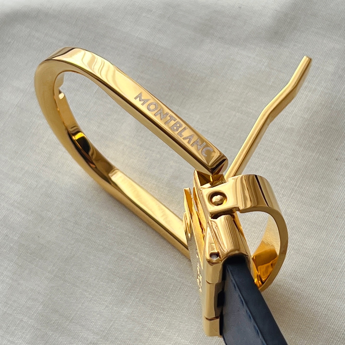 馬蹄形帶扣黑色/棕色雙面皮帶（35毫米）
馬蹄形閃亮鍍釕帶扣。可調節長度，3.5cm黑色和棕色雙面皮帶。打造經典靈動造型。
貨號 錶帶描述 黑色和棕色雙面牛皮皮帶 皮革圖案 金屬圓環上飾有萬寶龍六角白星 標識 搭扣裝置 易開啓裝置，可調節皮帶長度
搭扣形狀 馬蹄形主要顏色 黑色 | 棕色 搭扣類型 針扣式表扣