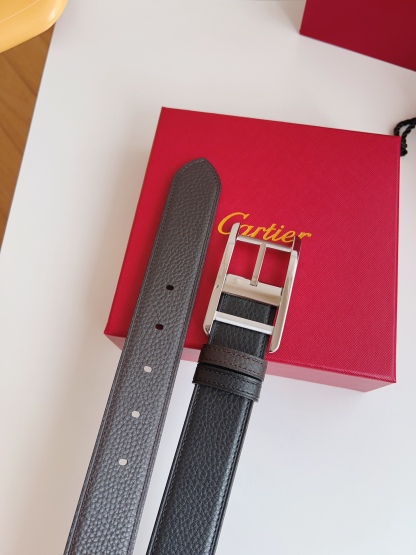 
Cartier（卡地亞）憑借匠心傑作展現與眾不同的美感，融合精湛工藝與經典設計，演繹雋永風格；瀟灑不羈，果敢獨立！此款式易搭配服飾；休閒正裝兩相宜。皮帶寬度：35mm