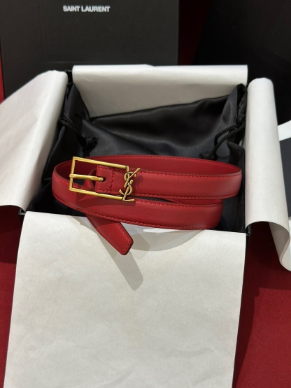 新款聖羅蘭 YSL
這款女款腰帶復古精工金屬扣將復古風與現代時尚相融合，呈現的恰到好處，時尚標配青睞有加，每針每一線都非常精緻，雙面頂級牛皮材質，搭配頂級黃銅針扣寬度2.0