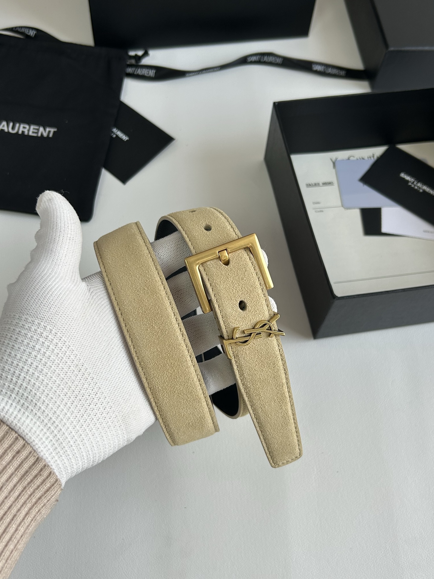 聖羅蘭 女士腰帶，進口小牛皮 配以CASSANDRE 標識腰帶環。古銅色金銀五金可選。精緻優雅的設計，寬度3.0cm